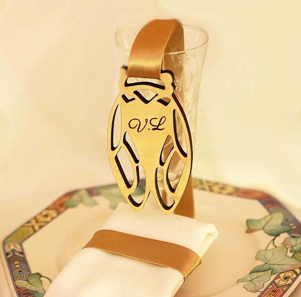 5 bordkort i tre fra Cicada, som du kan personliggj&oslash;re med navnet ditt