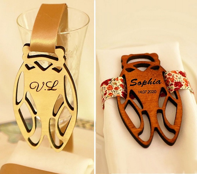 5 bordkort i tre fra Cicada, som du kan personliggj&oslash;re med navnet ditt