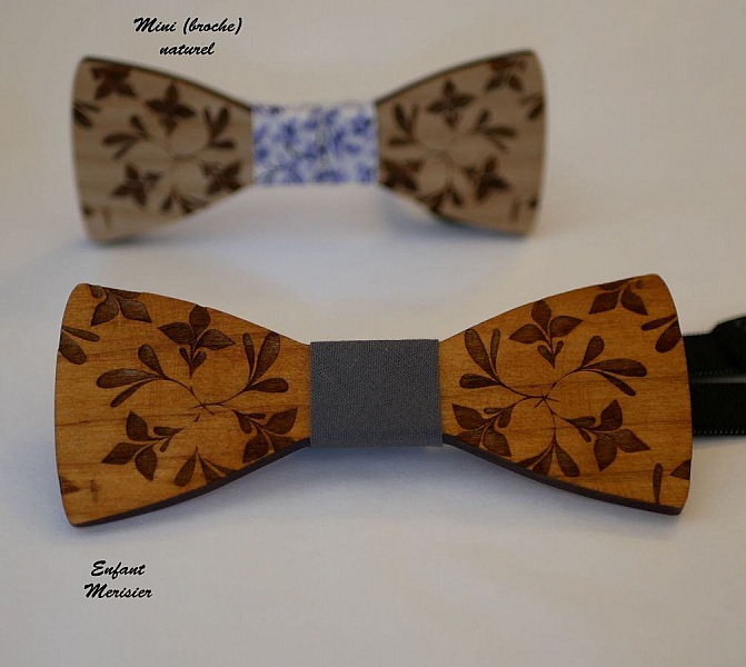 Mini sl&oslash;yfe i tre for barn gravert med blomster som skal tilpasses med samme modell for barn og menn