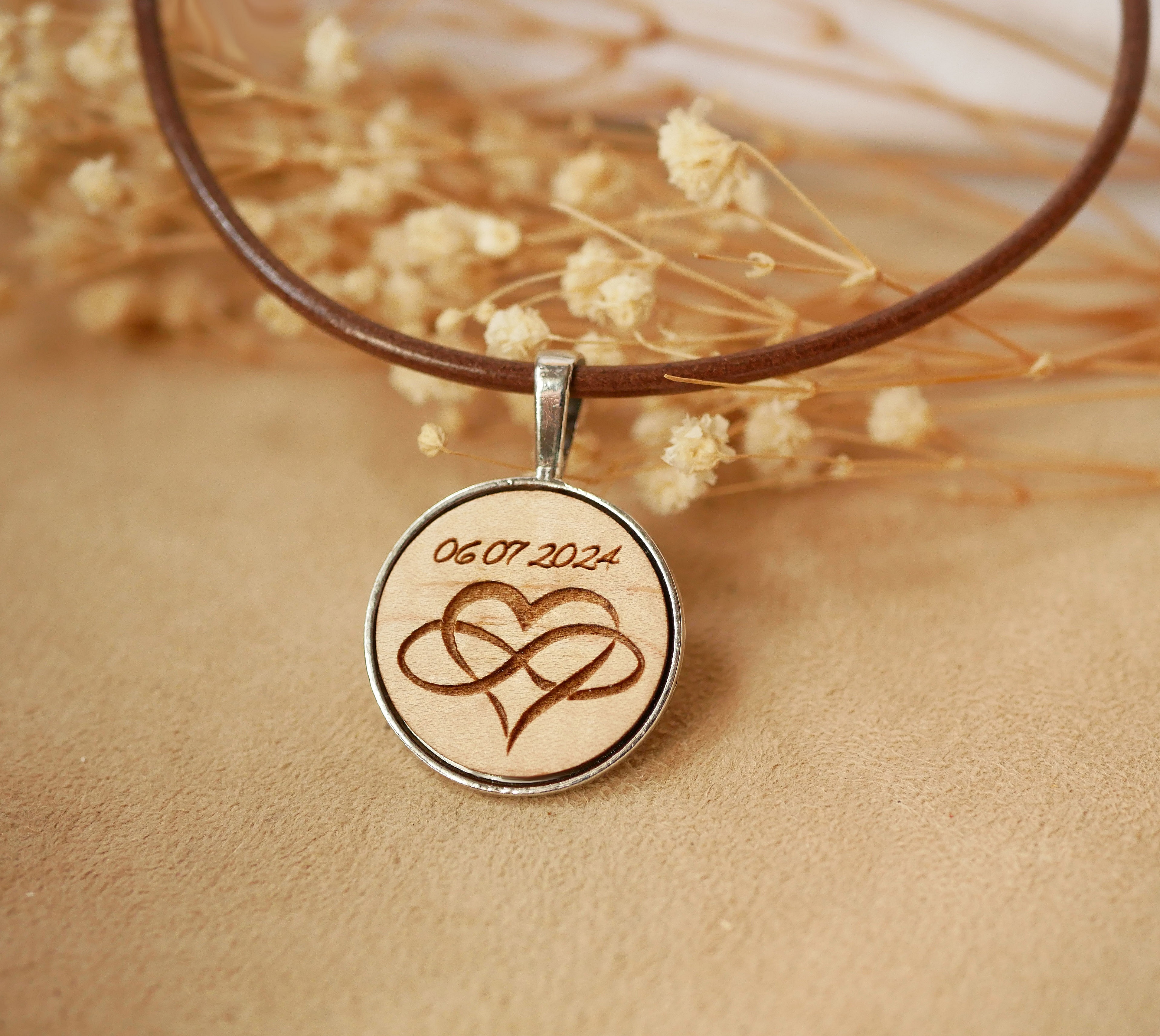 Personlig gravert tremedaljong p&aring; et halskjede i europeisk skinn for personlig tilpasning 