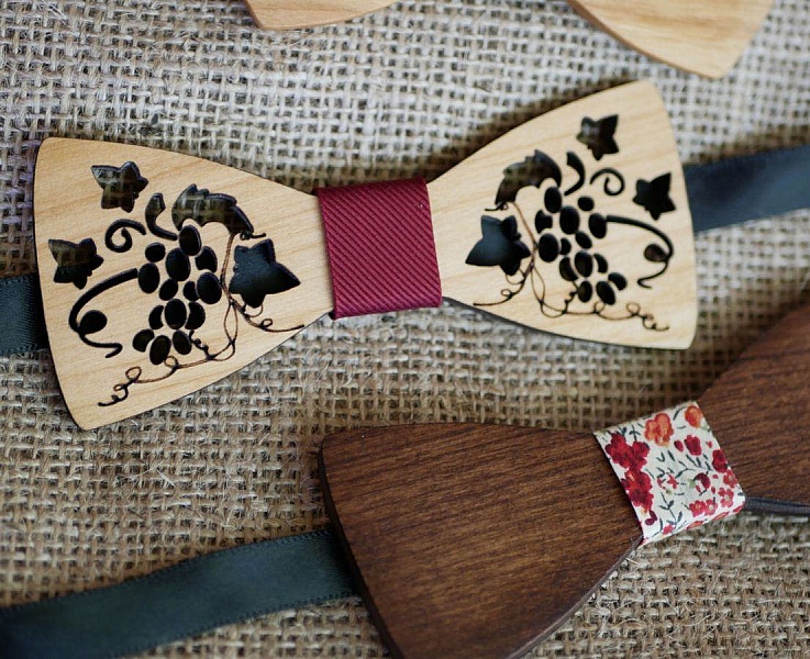 Gjennomsiktig sl&oslash;yfe i tre med vinranker og blader laget i Frankrike