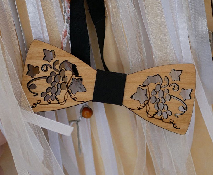 Gjennomsiktig sl&oslash;yfe i tre med vinranker og blader laget i Frankrike