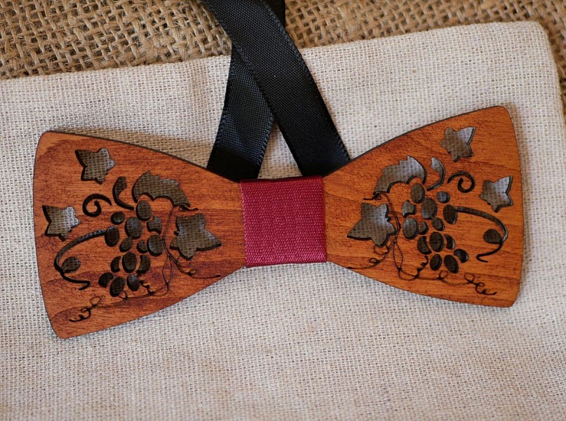 Gjennomsiktig sl&oslash;yfe i tre med vinranker og blader laget i Frankrike