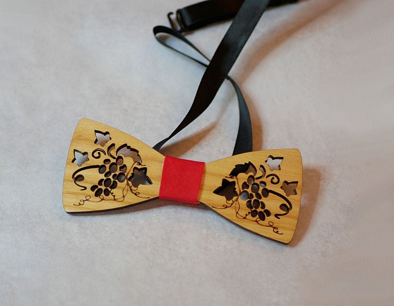 Gjennomsiktig sl&oslash;yfe i tre med vinranker og blader laget i Frankrike