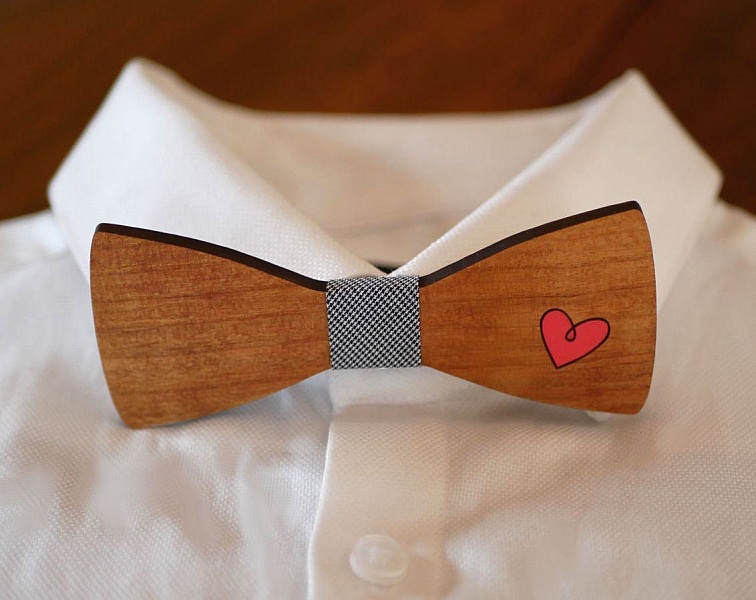 Sl&oslash;yfe i tre med gravert og malt hjerte som skal personaliseres laget i Frankrike