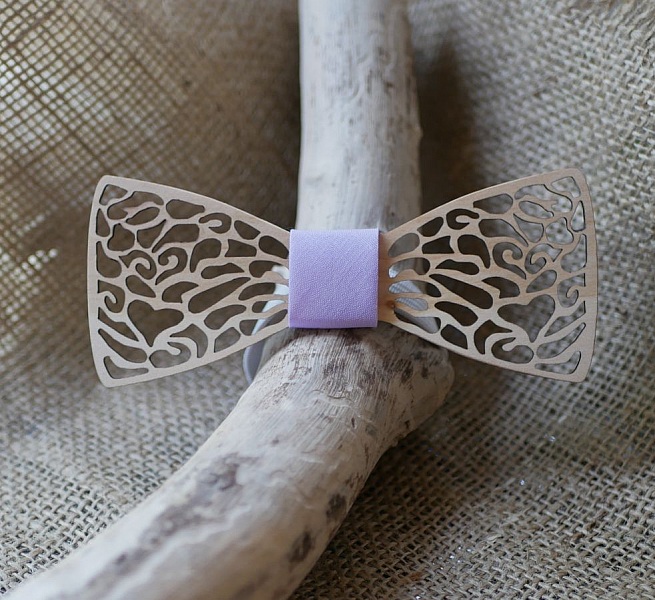 Sl&oslash;yfe i tre med fine blonder og skjult hjerte