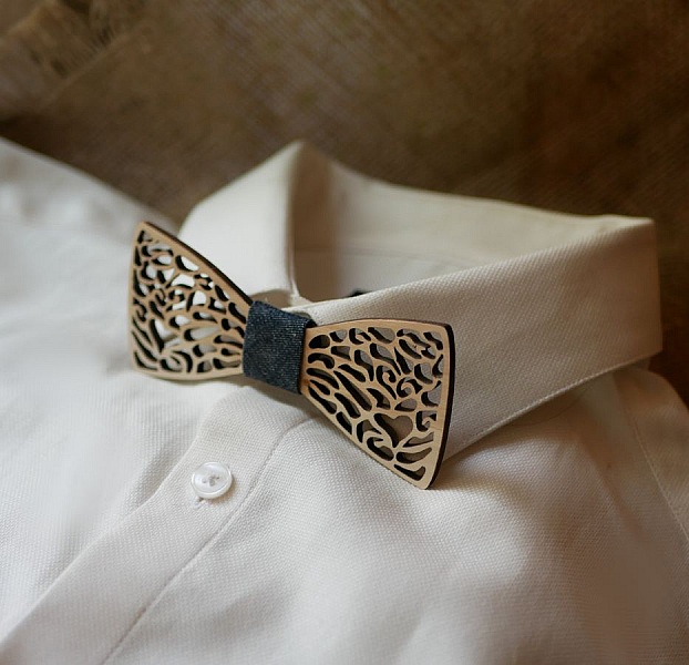 Sl&oslash;yfe i tre med fine blonder og skjult hjerte