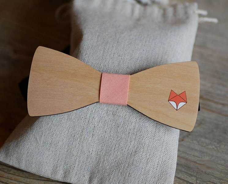 Sl&oslash;yfe i tre, design som kan tilpasses, gravert og malt, produsert i Frankrike.