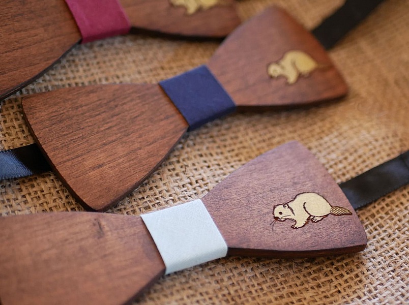 Sl&oslash;yfe i tre, design som kan tilpasses, gravert og malt, produsert i Frankrike.