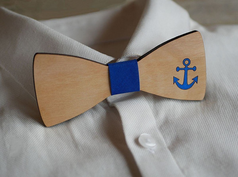 Sl&oslash;yfe i tre, design som kan tilpasses, gravert og malt, produsert i Frankrike.