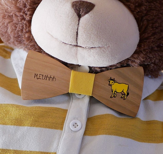 Sl&oslash;yfe i tre, design som kan tilpasses, gravert og malt, produsert i Frankrike.