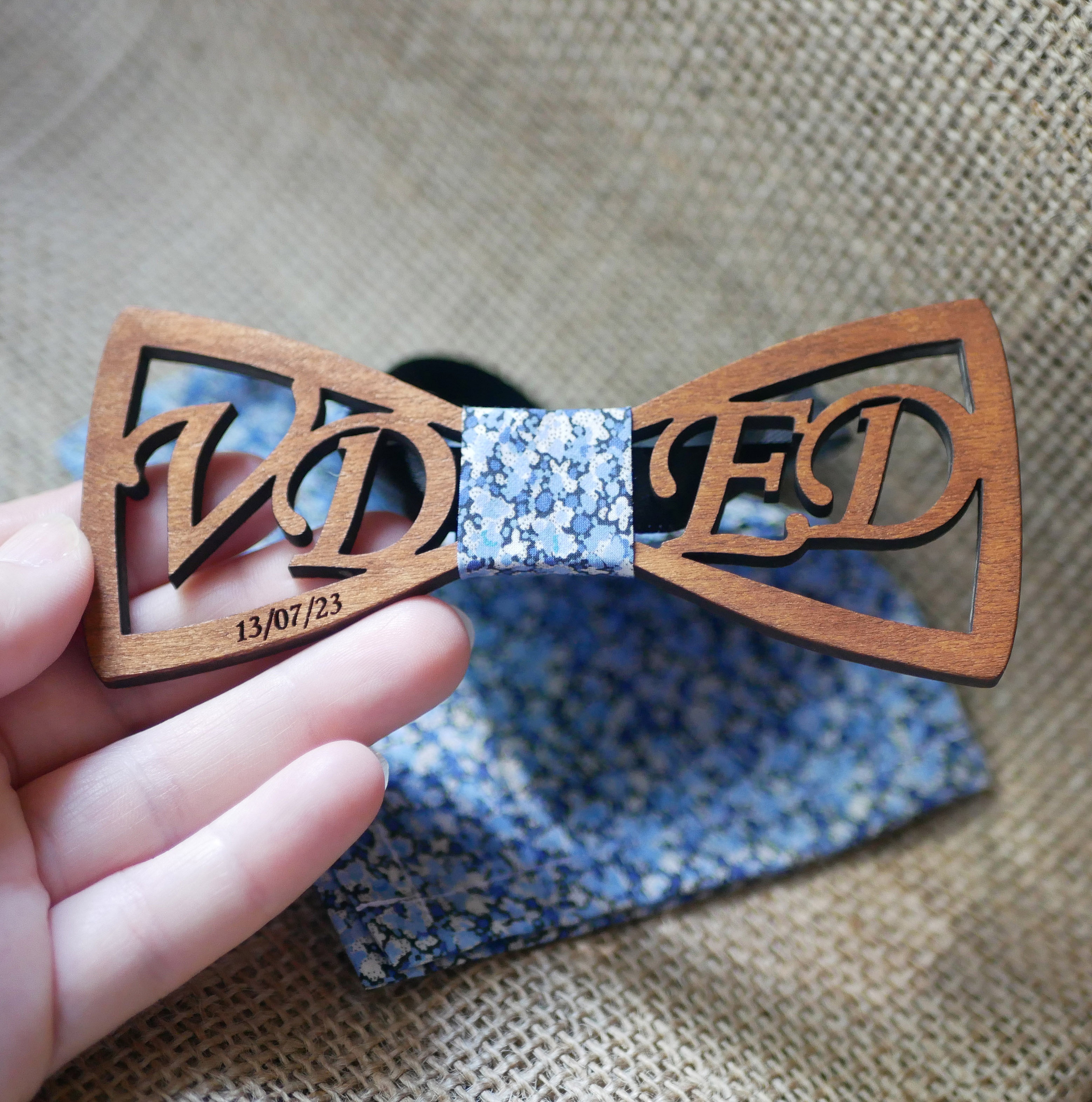 Dobbel tversoversl&oslash;yfe i tre med personlige, gjennombrutte initialer