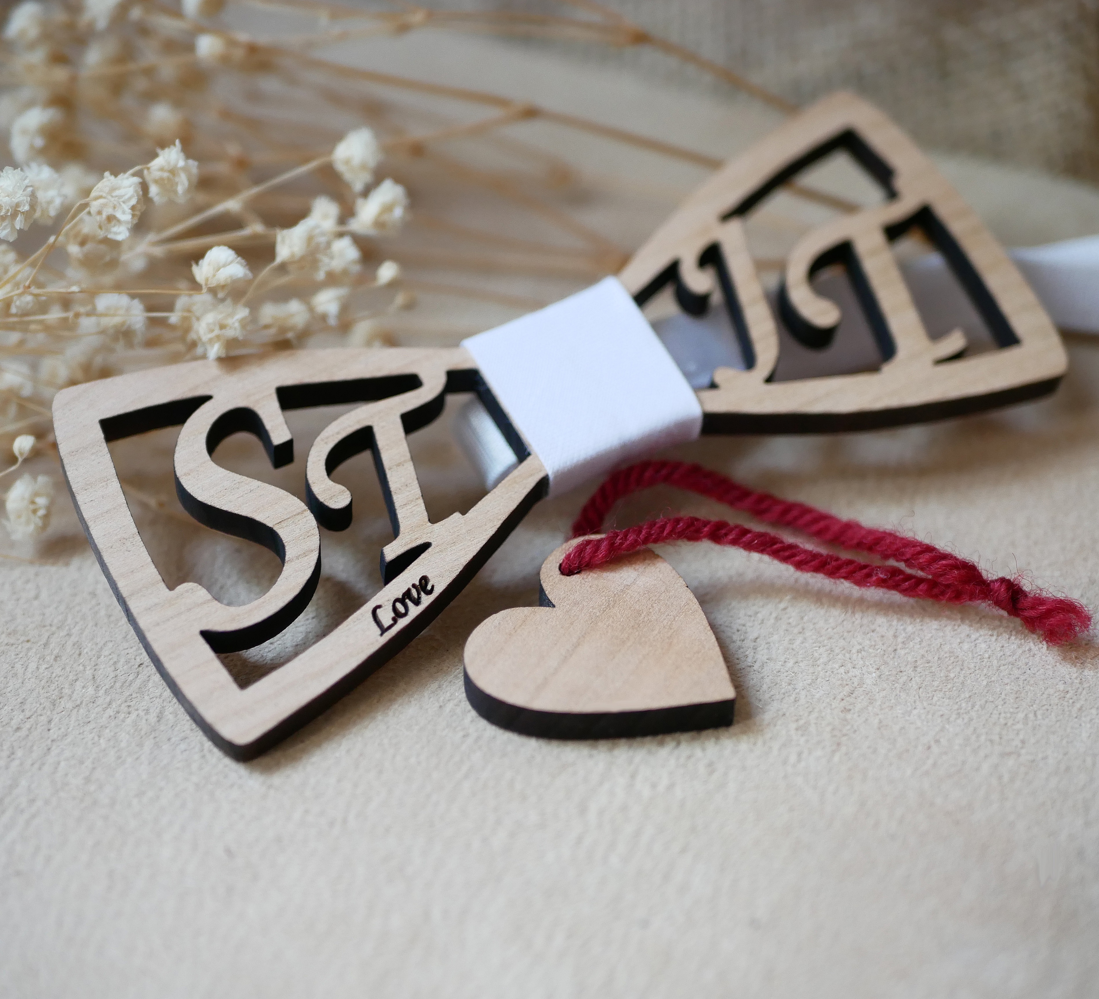 Dobbel tversoversl&oslash;yfe i tre med personlige, gjennombrutte initialer