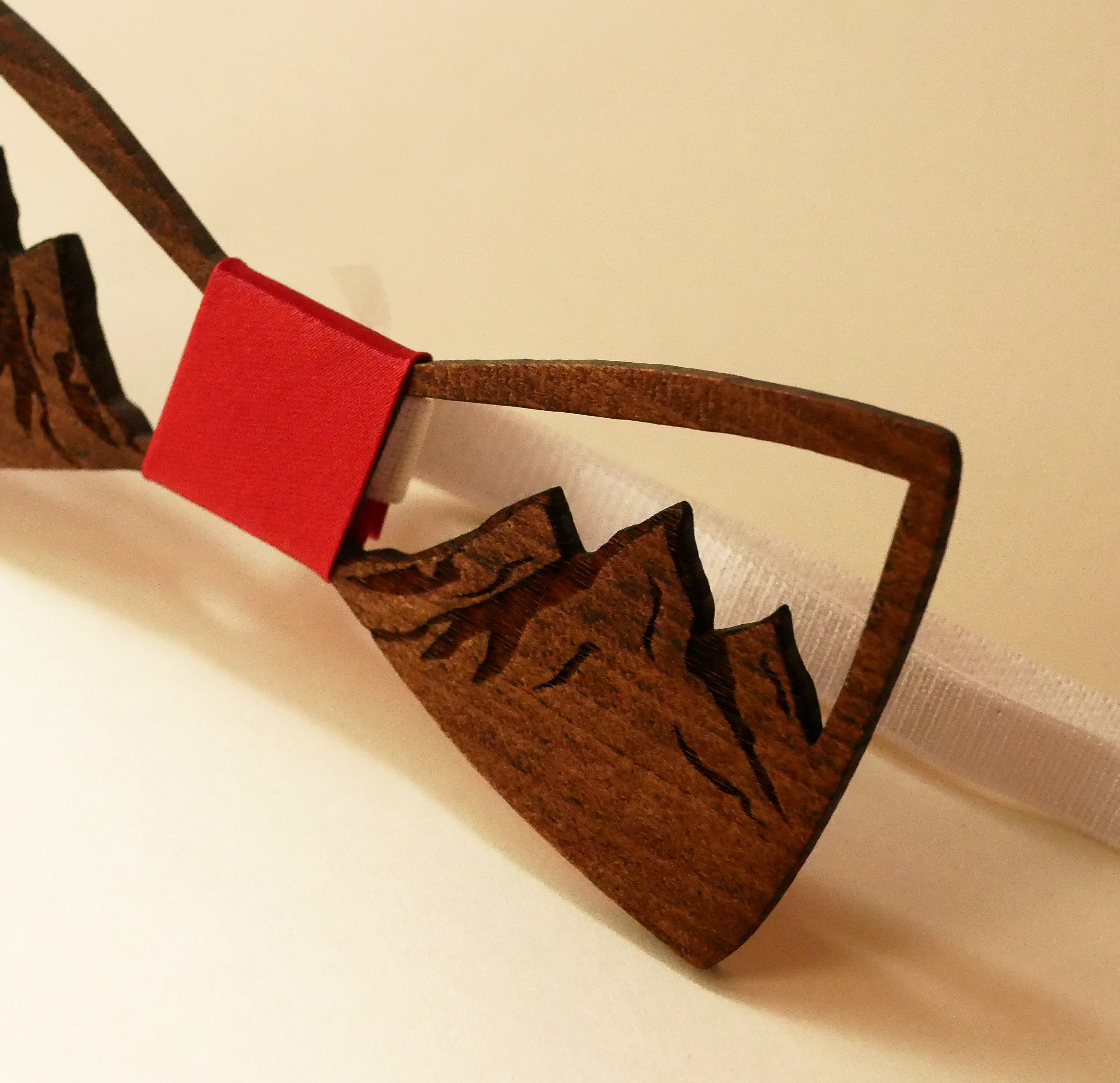 Fransk tversoversl&oslash;yfe i tre dekorert med gjennombrutte fjell 