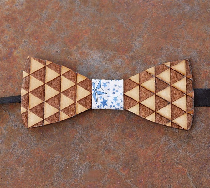 Sl&oslash;yfe av tre gravert med trekanter