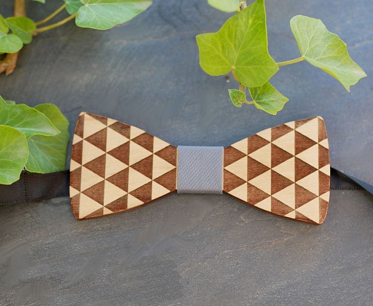 Sl&oslash;yfe av tre gravert med trekanter