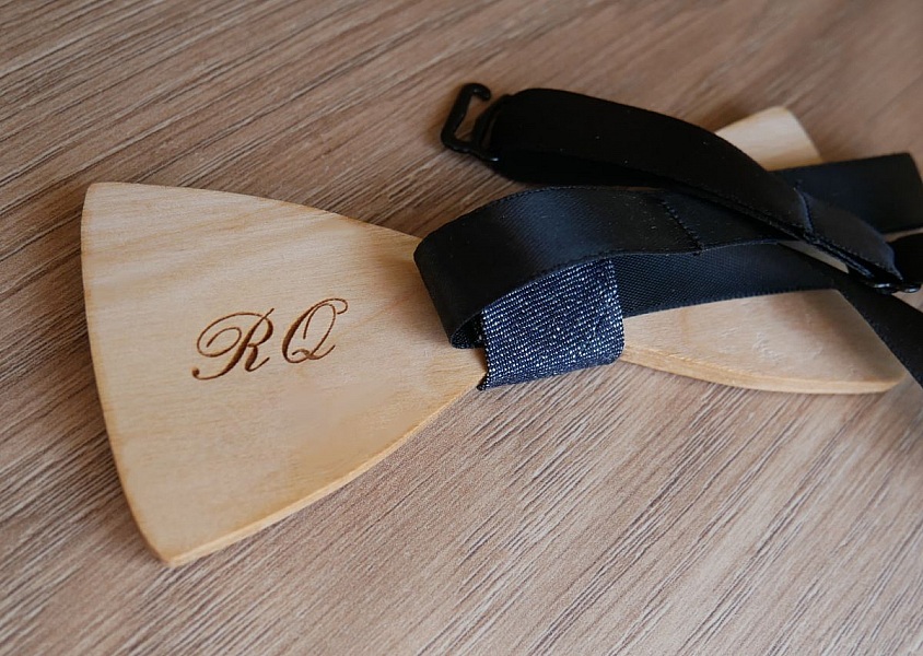 Sl&oslash;yfe av tre for bryllup gravert med gifteringer laget i Frankrike