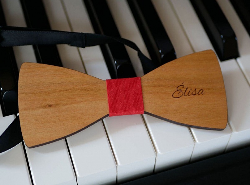 Sl&oslash;yfe i kirseb&aelig;rtre oljet med lin som skal personaliseres laget i Frankrike