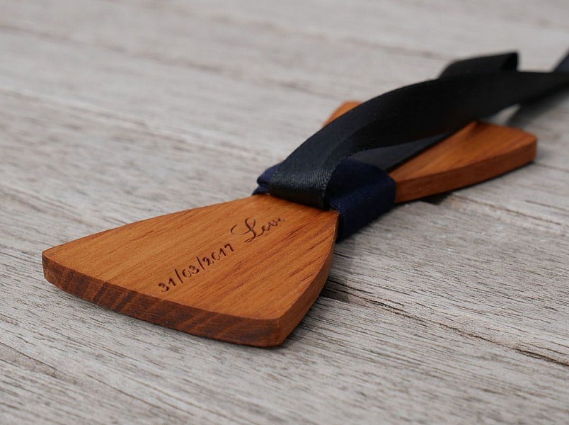 Sl&oslash;yfeb&aring;nd av b&oslash;k i metallisk l&aelig;r som skal tilpasses ved gravering