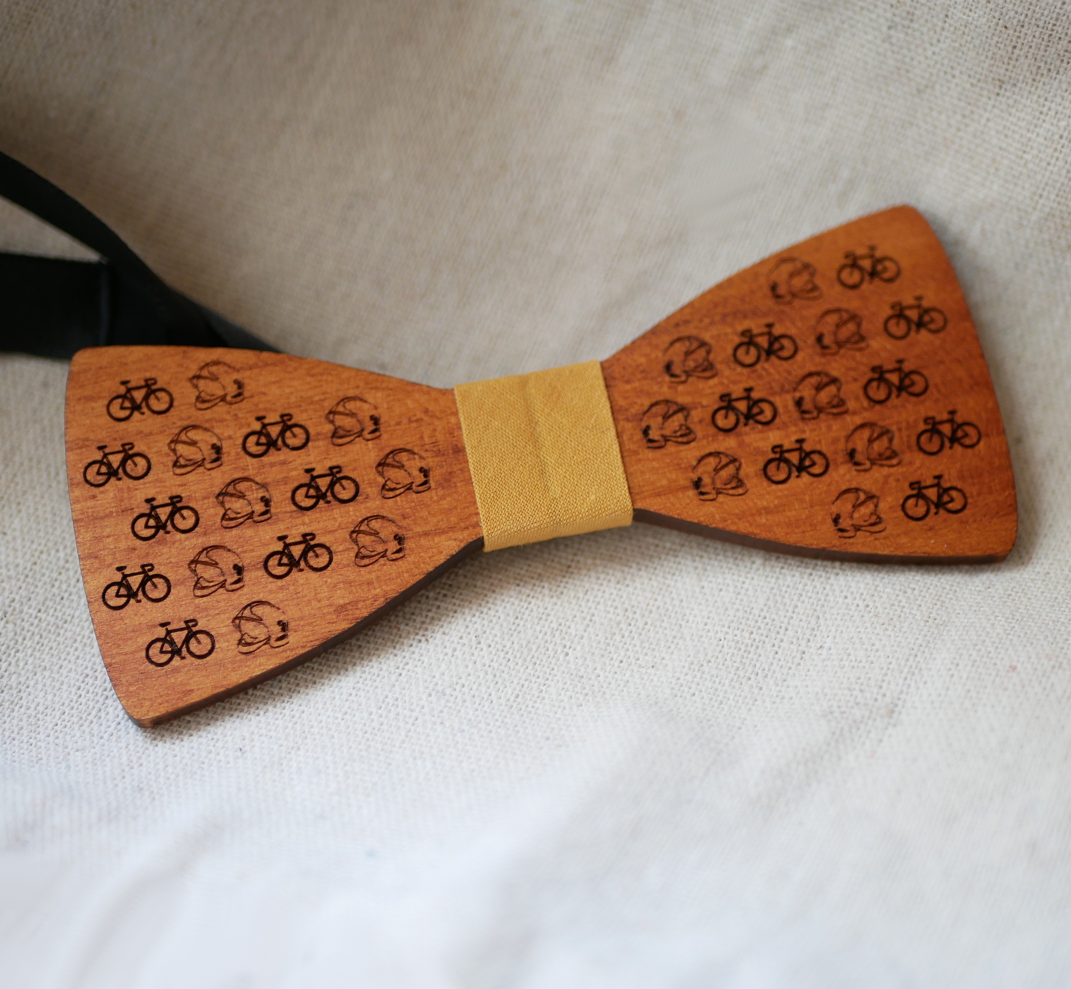 Sl&oslash;yfe i tre med gravert minidesign for &aring; personalisere laget i Frankrike