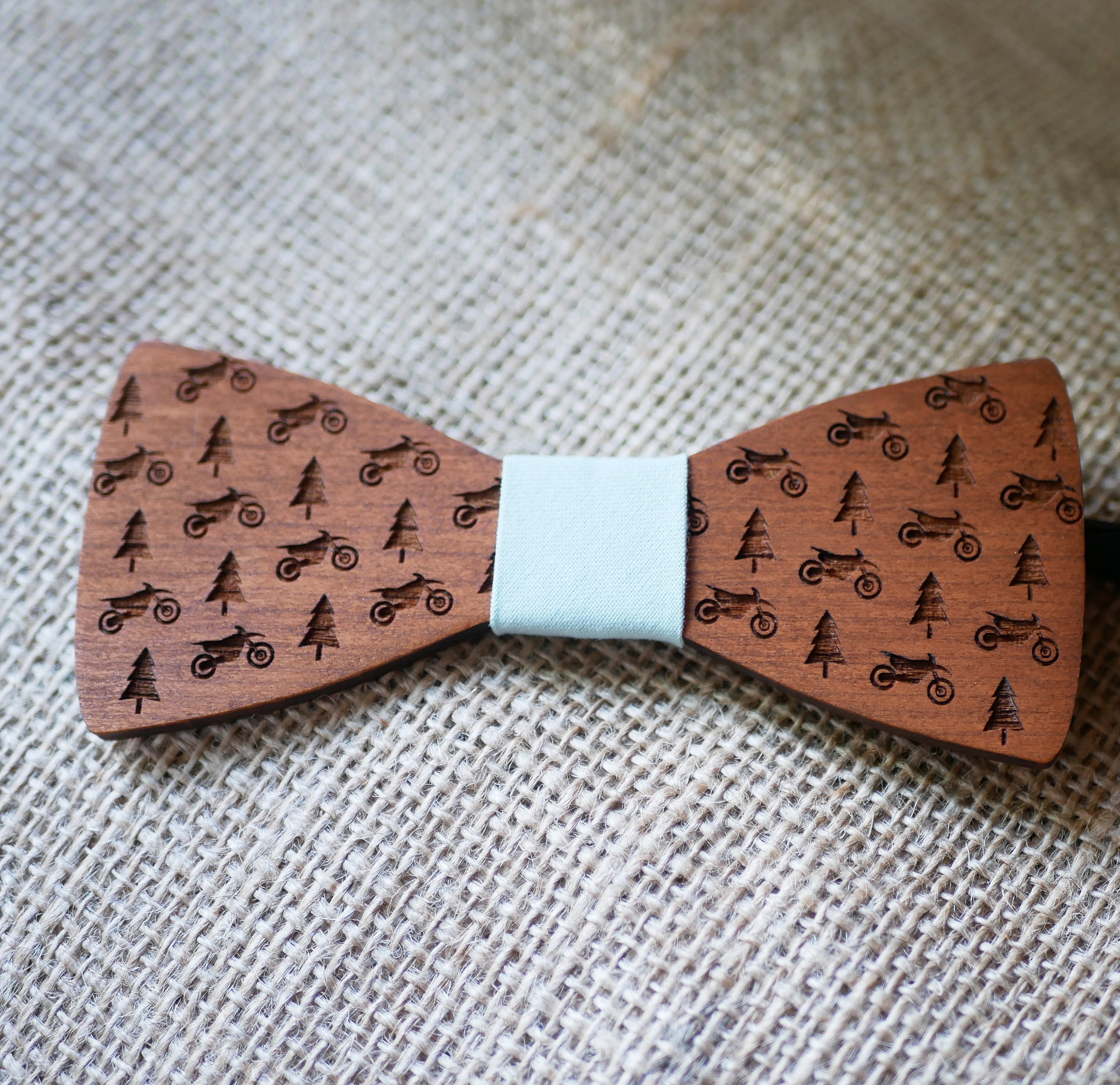 Sl&oslash;yfe i tre med gravert minidesign for &aring; personalisere laget i Frankrike