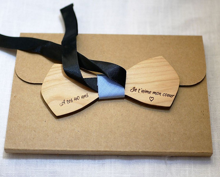 Sl&oslash;yfe i naturlig tre som skal personaliseres ved &aring; gravere "le rabl&eacute;".  