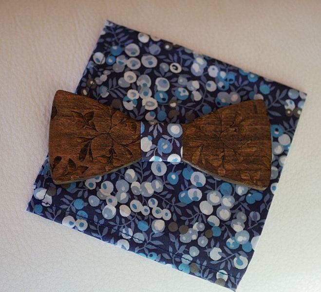 Sl&oslash;yfe av tre gravert med store blomster for &aring; personalisere