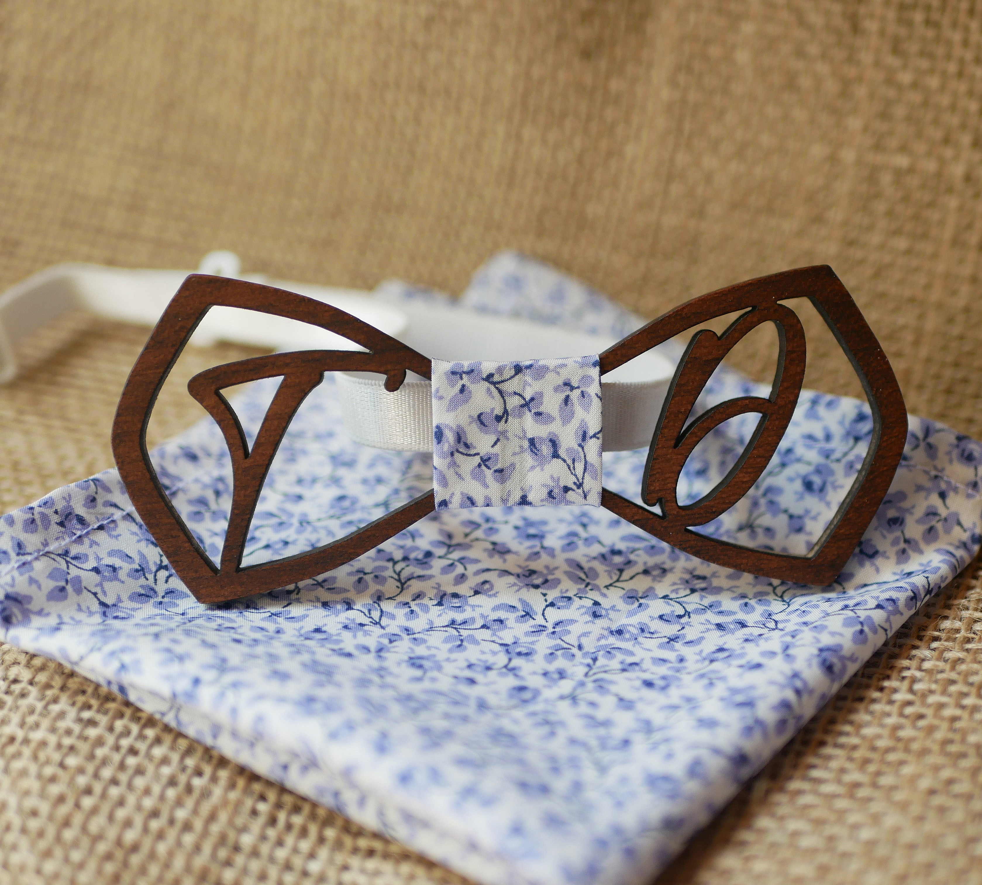 Sl&oslash;yfe i tre "le rabl&eacute;" med 2 gjennombrutte initialer