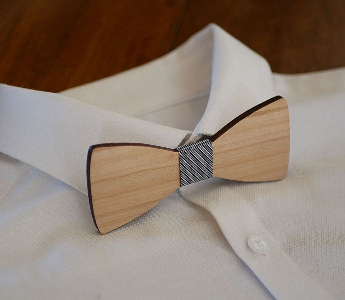 Sl&oslash;yfe med rette kanter i naturlig fransk tre som skal personaliseres med gravering laget i Frankrike