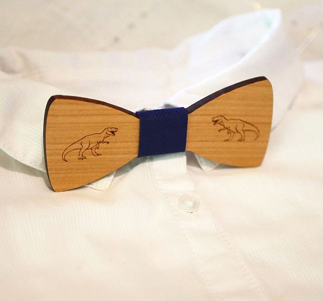 Sl&oslash;yfe i tre for barn med ditt valg av gravert design laget i Frankrike