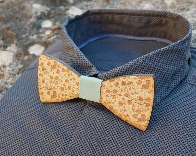 Sl&oslash;yfe i kirseb&aelig;rtre med sm&aring; graverte blomster som skal tilpasses ved gravering p&aring; baksiden laget i Frankrike