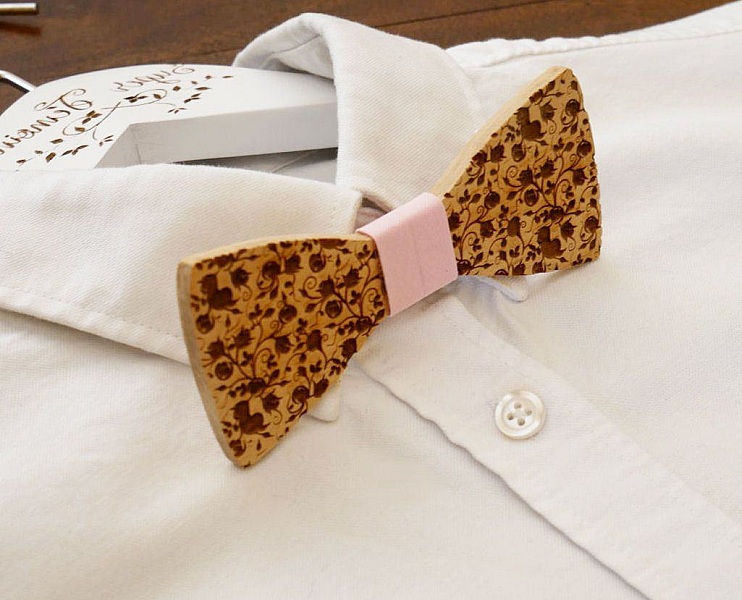 Sl&oslash;yfe i kirseb&aelig;rtre med sm&aring; graverte blomster som skal tilpasses ved gravering p&aring; baksiden laget i Frankrike