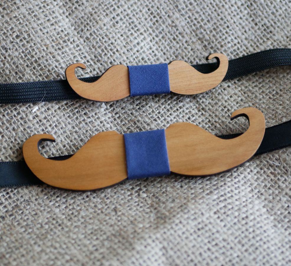 Mini Moustaches sløyfe av tre for å tilpasse laget i Frankrike