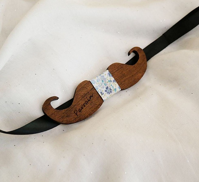 Farget tre Moustache butterfly for &aring; tilpasse laget i Frankrike