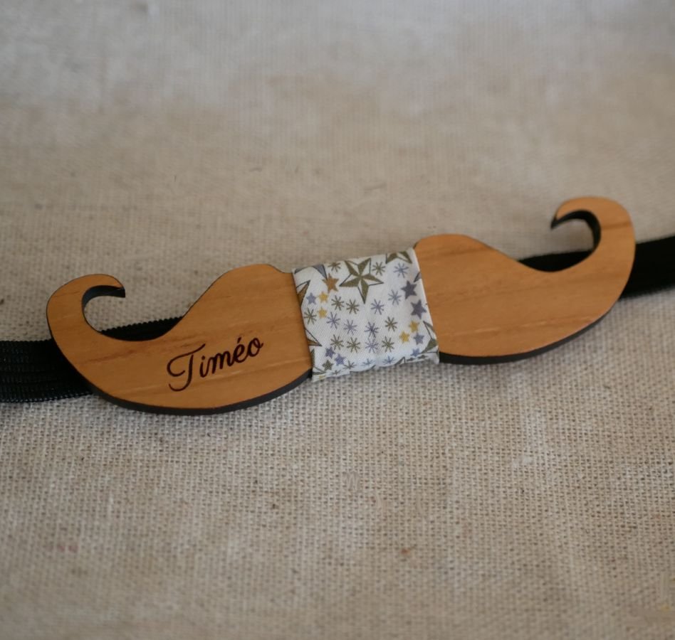 Farget tre Moustache butterfly for å tilpasse laget i Frankrike