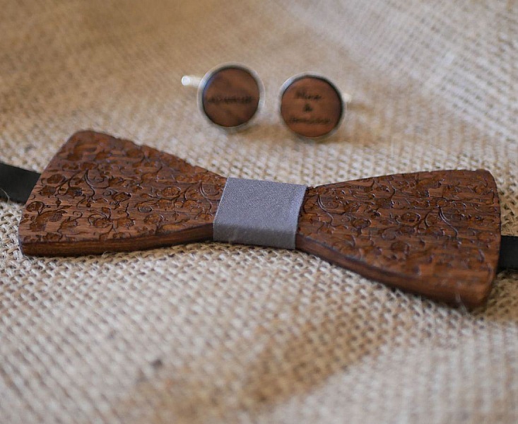 Sl&oslash;yfe i valn&oslash;tt med sm&aring; inngraverte blomster