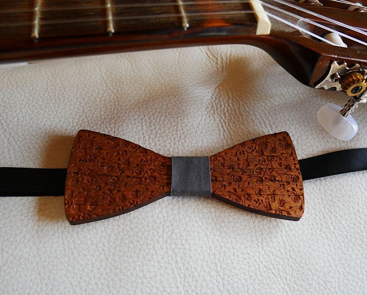 Sl&oslash;yfe i valn&oslash;tt med sm&aring; inngraverte blomster