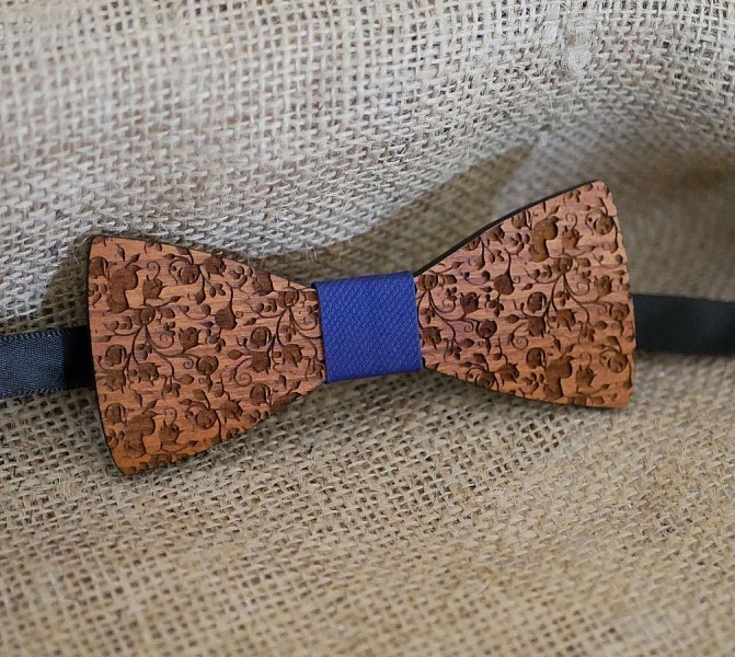 Sl&oslash;yfe i valn&oslash;tt med sm&aring; inngraverte blomster