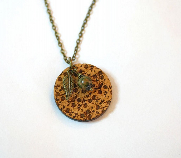 Gravert anheng i tre med charms for &aring; gj&oslash;re det personlig