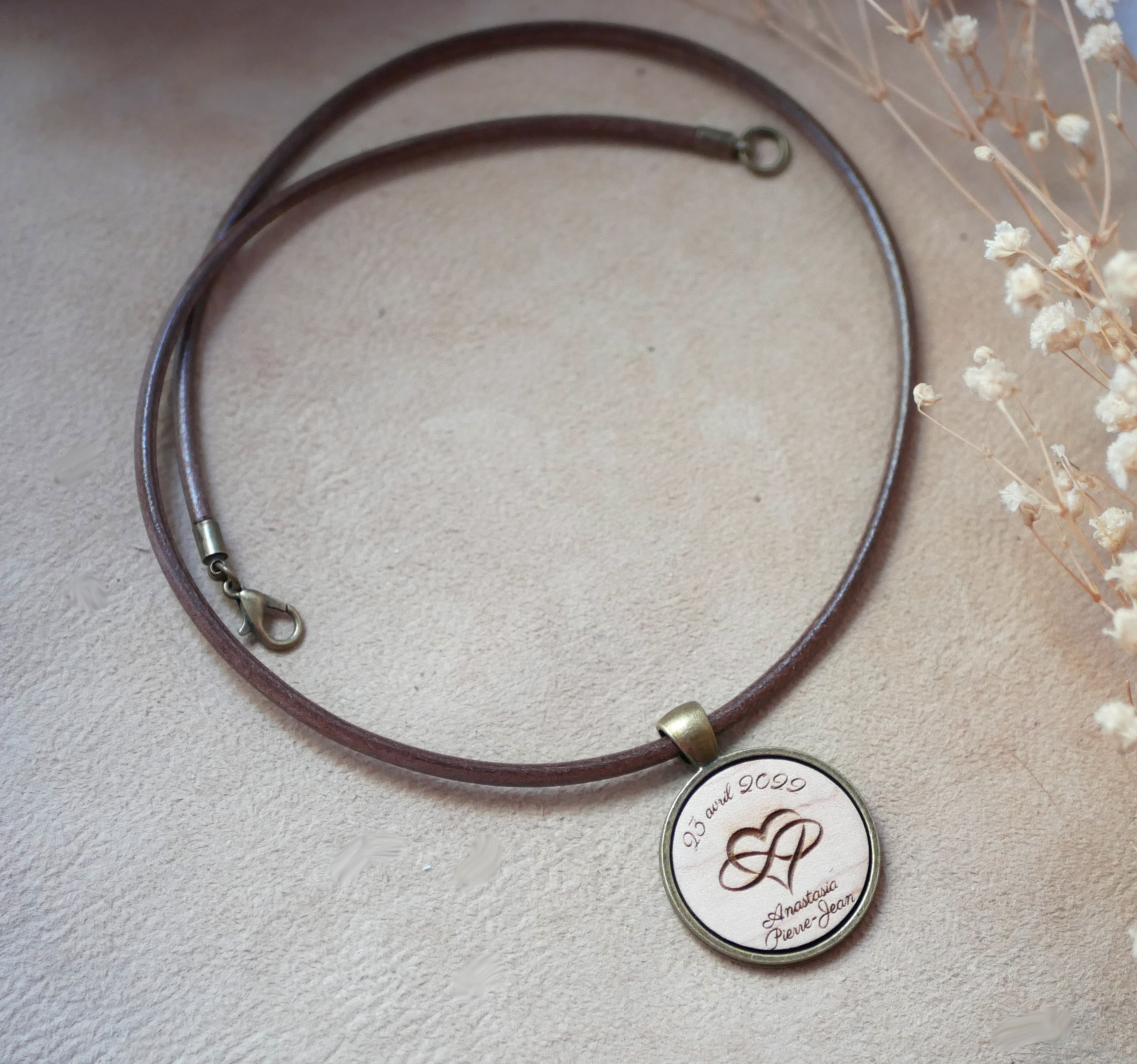 Gravert anheng i tre p&aring; et halskjede i europeisk skinn for &aring; gj&oslash;re det mer personlig 