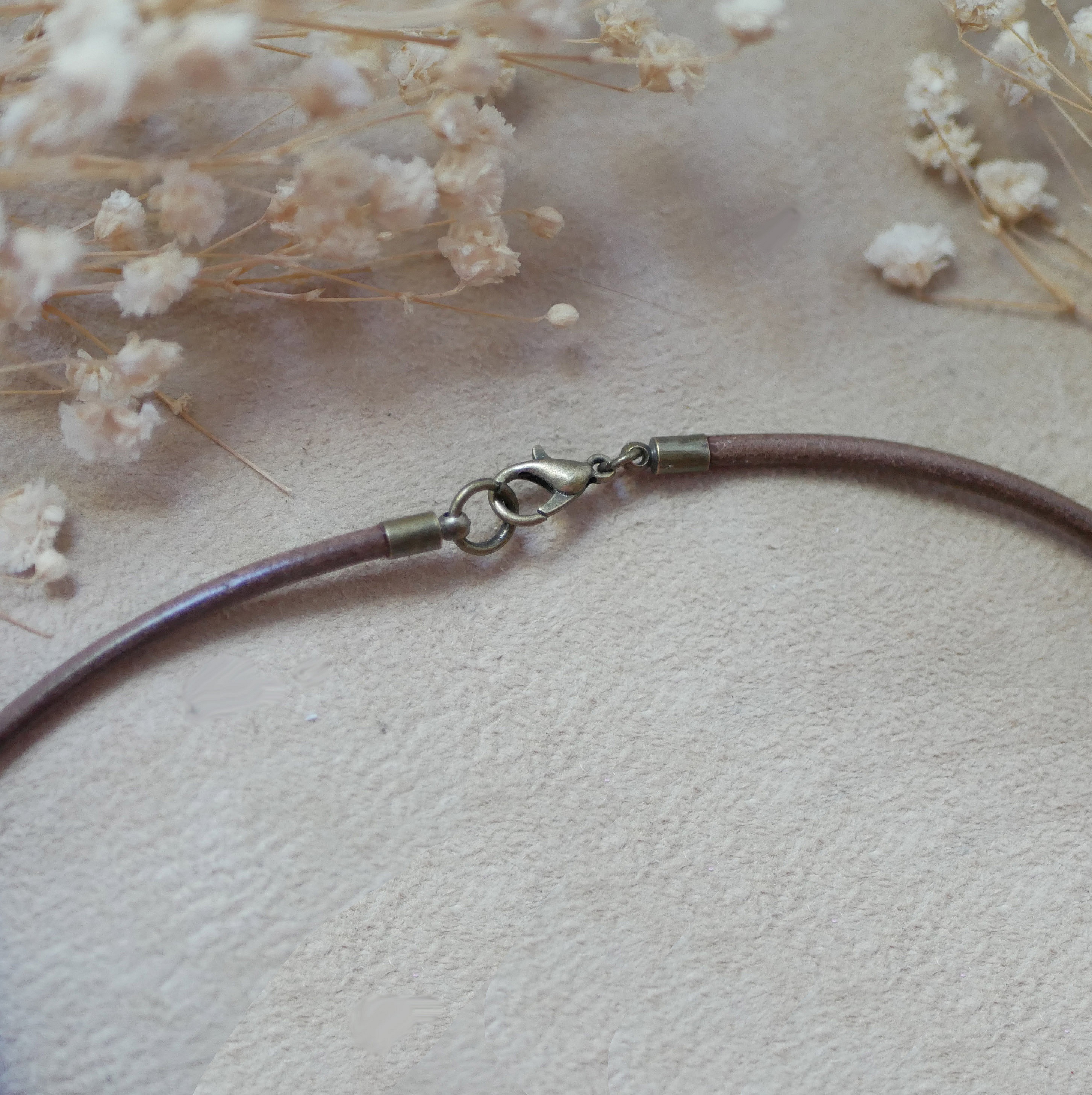 Gravert anheng i tre p&aring; et halskjede i europeisk skinn for &aring; gj&oslash;re det mer personlig 