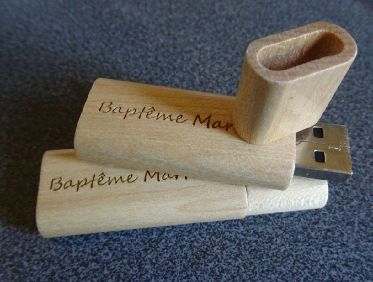 Liten gravert USB-nøkkel i tre til å personalisere