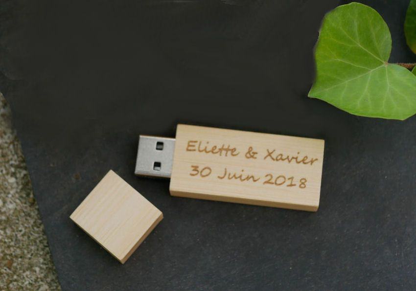 Liten USB-minnepinne på 16 GB i gjennomsiktig tre som kan personaliseres for en unik gave.