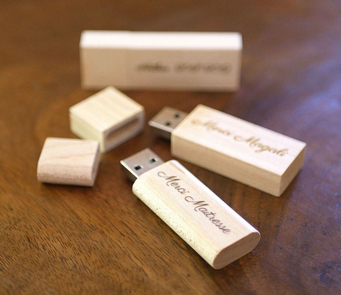 Liten USB-minnepinne p&aring; 16 GB i gjennomsiktig tre som kan personaliseres for en unik gave.