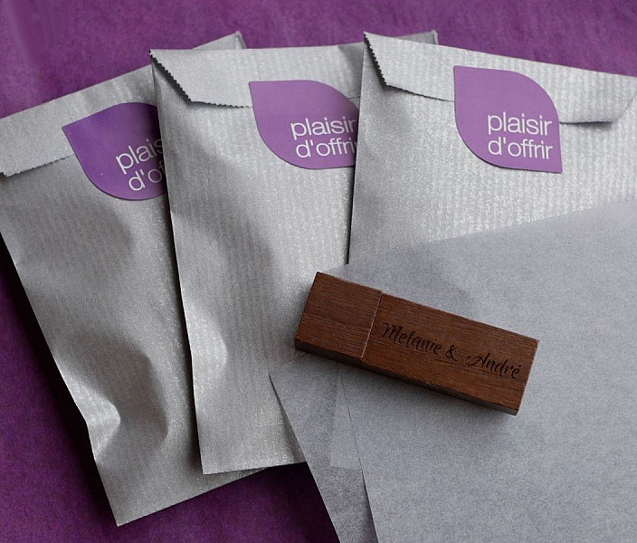 Liten gravert USB-n&oslash;kkel i valn&oslash;tt tre for &aring; personalisere