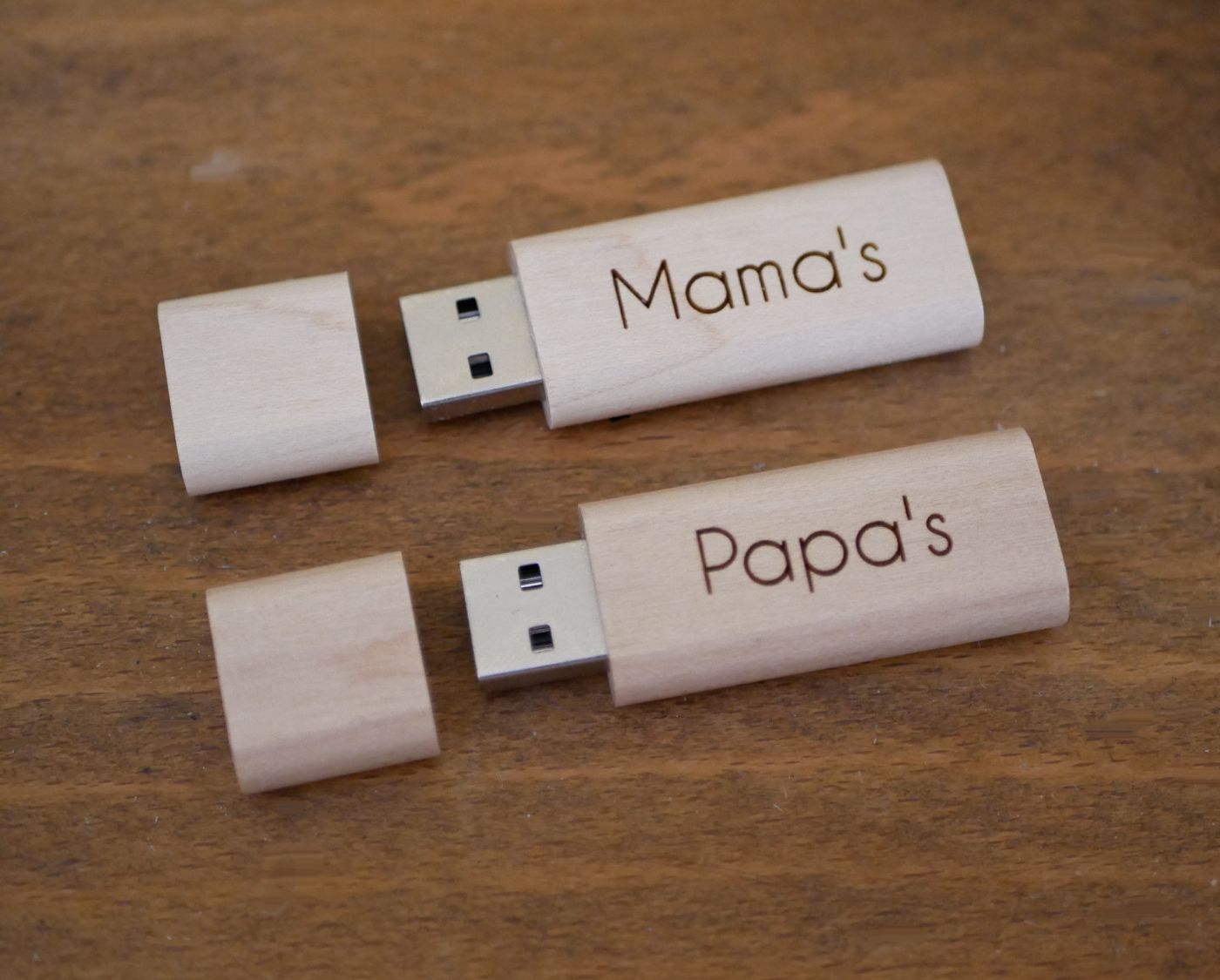 Liten gravert USB-nøkkel i tre til å personalisere