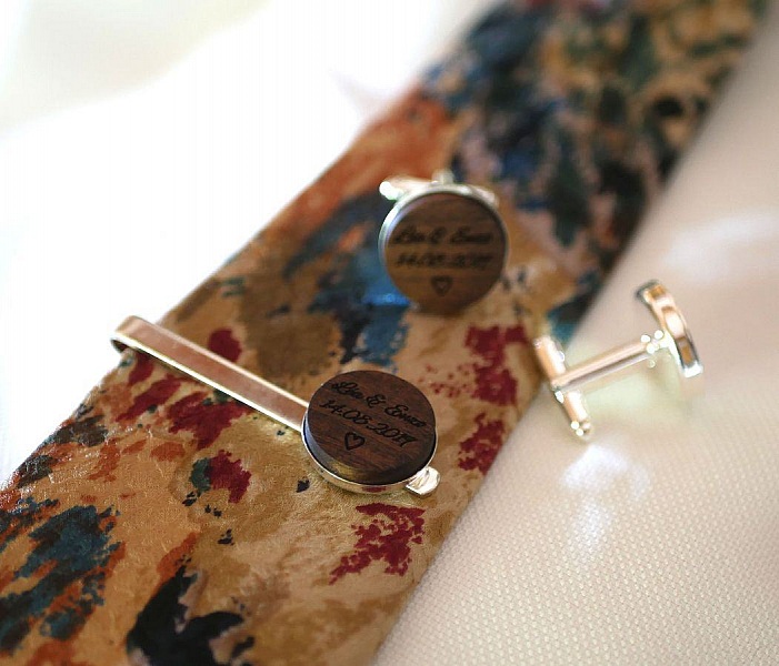 Slipsspenne med personlig cabochon i tre ved gravering