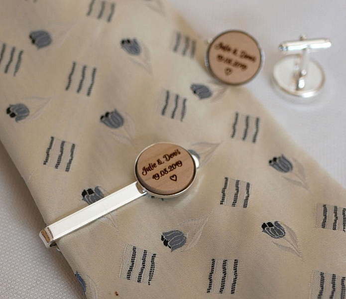 Slipsspenne med personlig cabochon i tre ved gravering