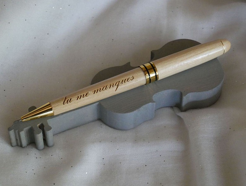 Penneeske i tre med gravert penn i en eske som skal personaliseres 