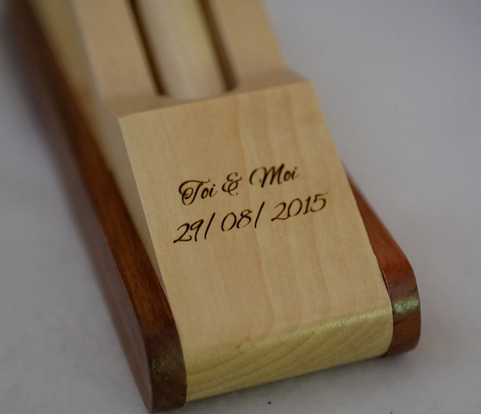 Penneeske i tre med gravert penn i en eske som skal personaliseres 